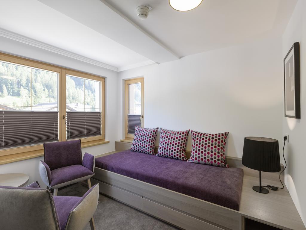 Quality Hosts Arlberg - Hotel Goldenes Kreuz B&B Σανκτ Αντόν αμ Άλμπεργκ Δωμάτιο φωτογραφία