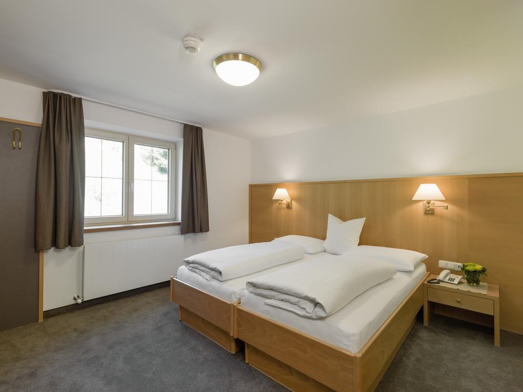 Quality Hosts Arlberg - Hotel Goldenes Kreuz B&B Σανκτ Αντόν αμ Άλμπεργκ Δωμάτιο φωτογραφία